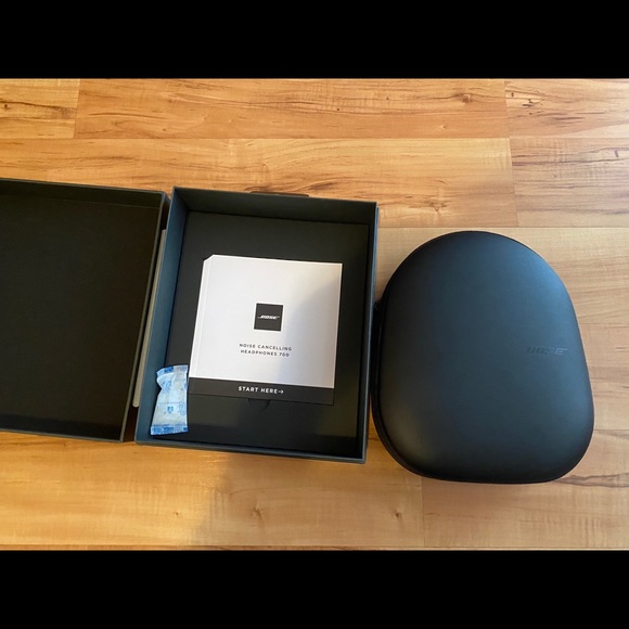 Bose Noise Cancelling Headphones 700 - Picture 3 of 4